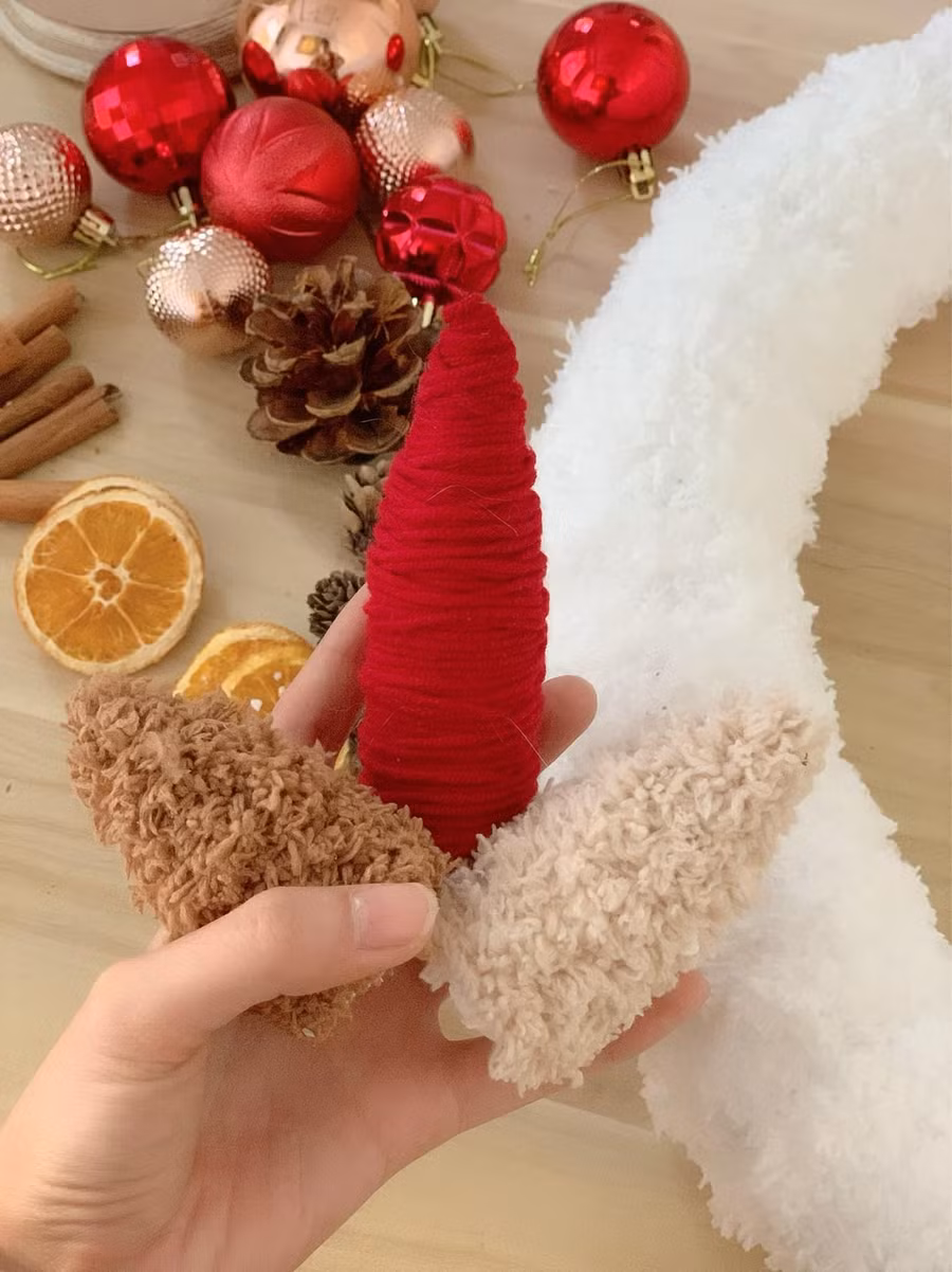 Thành phẩm là những cây thông mini đáng yêu. Thành phẩm là những cây thông mini đáng yêu.