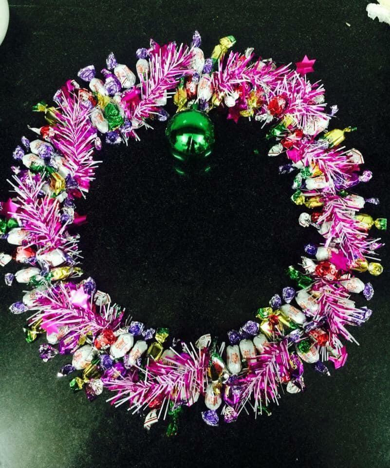 Vòng nguyệt quế kẹo chew với dây màu nhũ hồng. Vòng nguyệt quế kẹo chew với dây màu nhũ hồng.