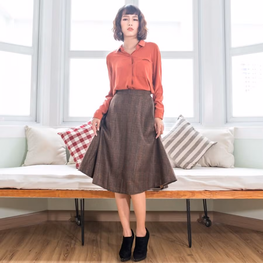 Với chiều dài ngang bắp chân hoặc vừa qua đầu gối, đây là item dành cho các cô gái “nấm lùn".