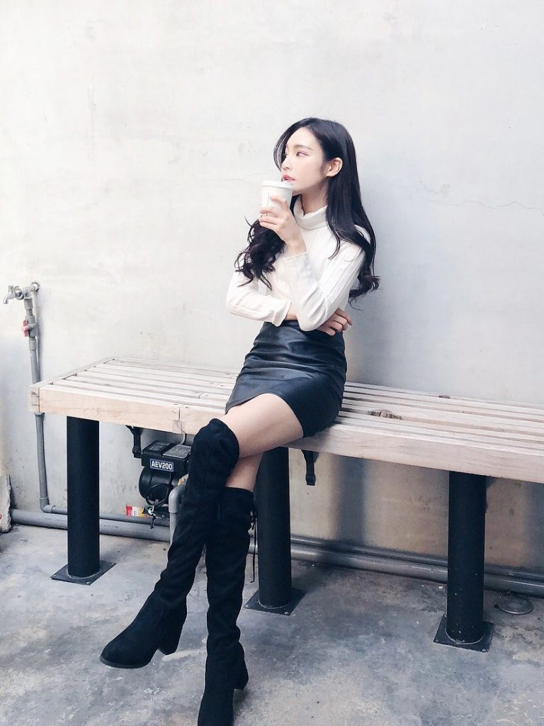 Chân váy da cũng không bớt hot trong mùa thời trang Giáng Sinh Chân váy da cũng không bớt hot trong mùa thời trang Giáng Sinh
