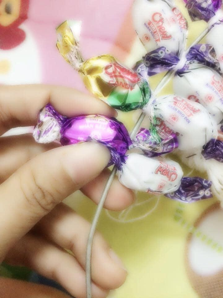 Buộc dây chỉ cố định vào dây thép, thường là chỗ nối giữa 2 đoạn thép sẽ chắc chắn hơn. Đặt kẹo như trên ảnh. Buộc dây chỉ cố định vào dây thép, thường là chỗ nối giữa 2 đoạn thép sẽ chắc chắn hơn. Đặt kẹo như trên ảnh.