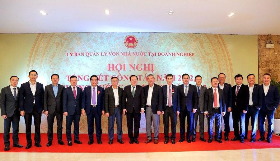 Lãnh đạo Ủy ban Quản lý vốn Nhà nước tại doanh nghiệp, lãnh đạo Petrovietnam chụp ảnh lưu niệm.