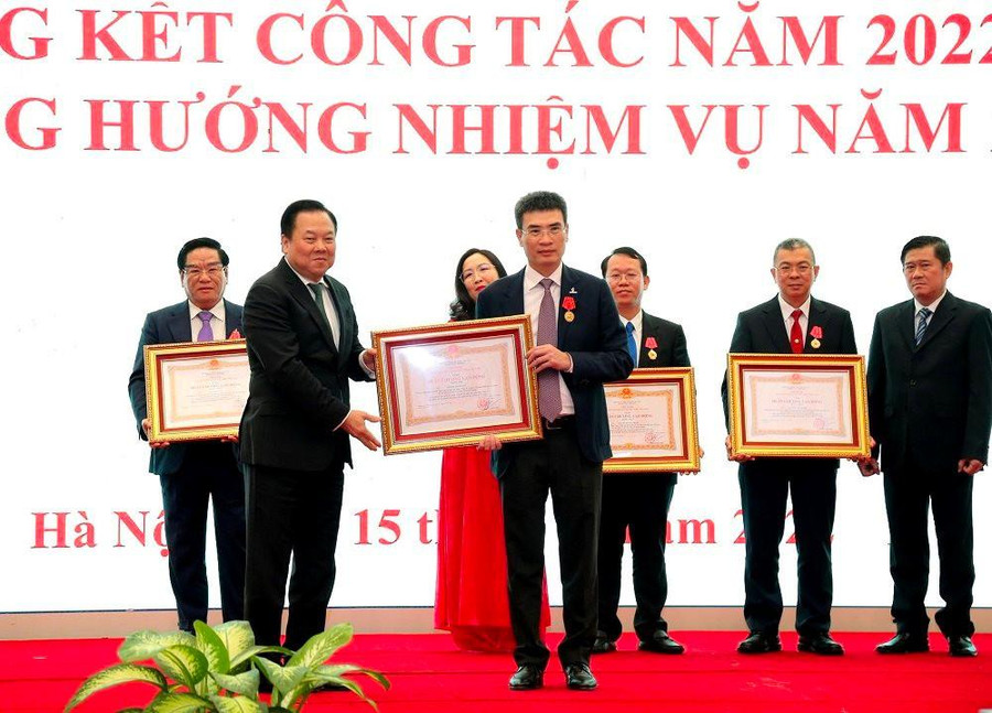 Thừa ủy quyền của Chủ tịch Nước, ông Nguyễn Hoàng Anh, Chủ tịch Ủy ban đã trao tặng Huân chương Lao động hạng Nhì cho ông Dương Mạnh Sơn, Phó Tổng Giám đốc Petrovietnam, Chủ tịch HĐQT PV GAS