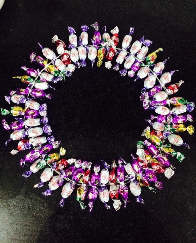 Sau khi quấn hết vòng thì buộc chặt dây cho khỏi tuột sẽ được vòng kẹo như trên. Sau khi quấn hết vòng thì buộc chặt dây cho khỏi tuột sẽ được vòng kẹo như trên.