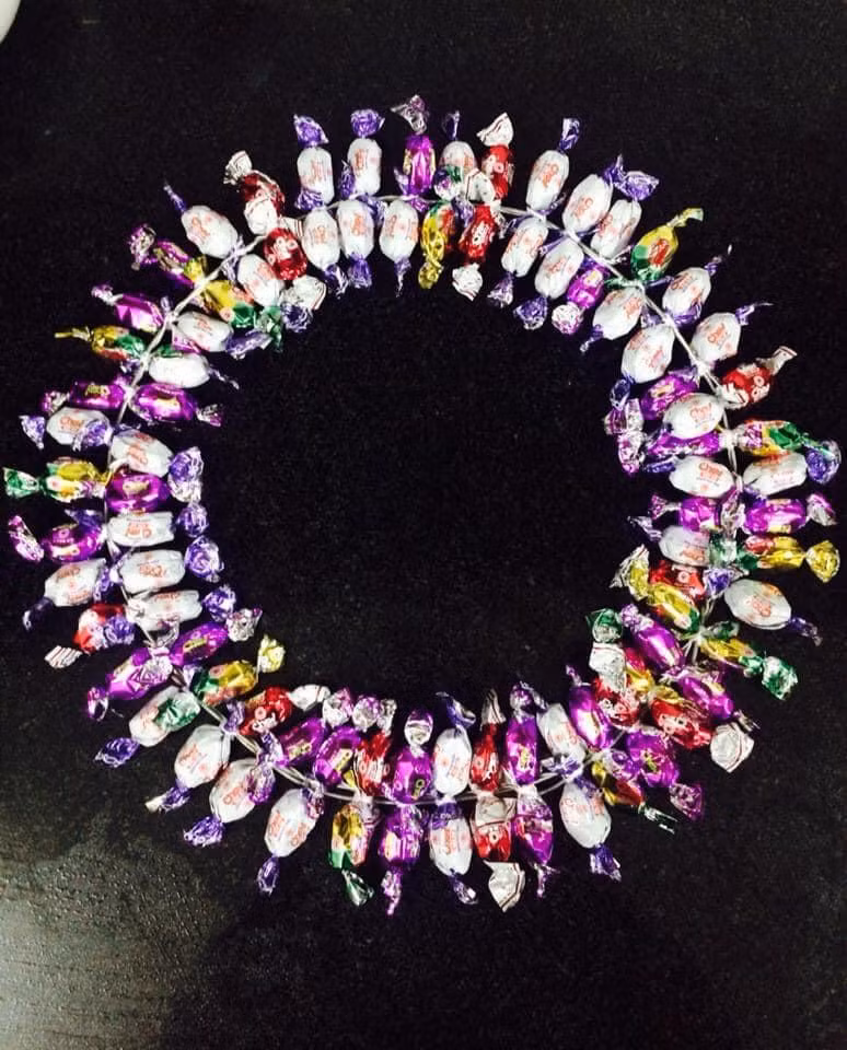 Sau khi quấn hết vòng thì buộc chặt dây cho khỏi tuột sẽ được vòng kẹo như trên. Sau khi quấn hết vòng thì buộc chặt dây cho khỏi tuột sẽ được vòng kẹo như trên.