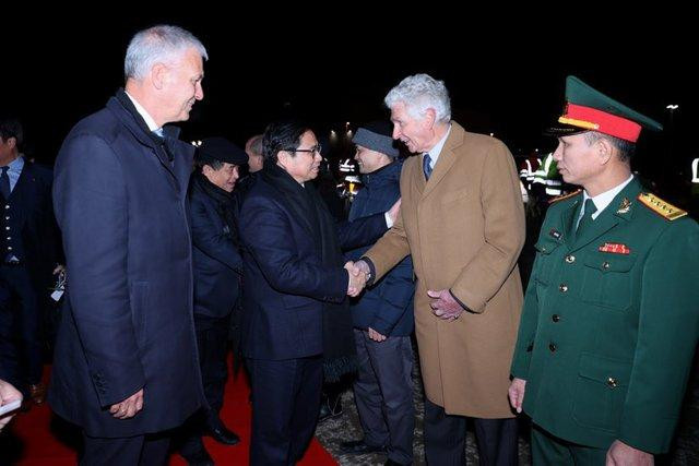Thủ tướng Phạm Minh Chính và Đoàn đại biểu cấp cao Việt Nam rời Thủ đô Brussels, Bỉ, lên đường về nước, kết thúc tốt đẹp chuyến thăm 3 nước châu Âu và dự Hội nghị cấp cao ASEAN-EU. Tiễn Thủ tướng có Phó Chủ tịch thứ nhất Thượng viện Bỉ, Chủ tịch Liên minh Bỉ-Việt Andries Gryffoy cùng các cán bộ, nhân viên Đại sứ quán Việt Nam tại Bỉ - Ảnh: VGP/Nhật Bắc Thủ tướng Phạm Minh Chính và Đoàn đại biểu cấp cao Việt Nam rời Thủ đô Brussels, Bỉ, lên đường về nước, kết thúc tốt đẹp chuyến thăm 3 nước châu Âu và dự Hội nghị cấp cao ASEAN-EU. Tiễn Thủ tướng có Phó Chủ tịch thứ nhất Thượng viện Bỉ, Chủ tịch Liên minh Bỉ-Việt Andries Gryffoy cùng các cán bộ, nhân viên Đại sứ quán Việt Nam tại Bỉ - Ảnh: VGP/Nhật Bắc