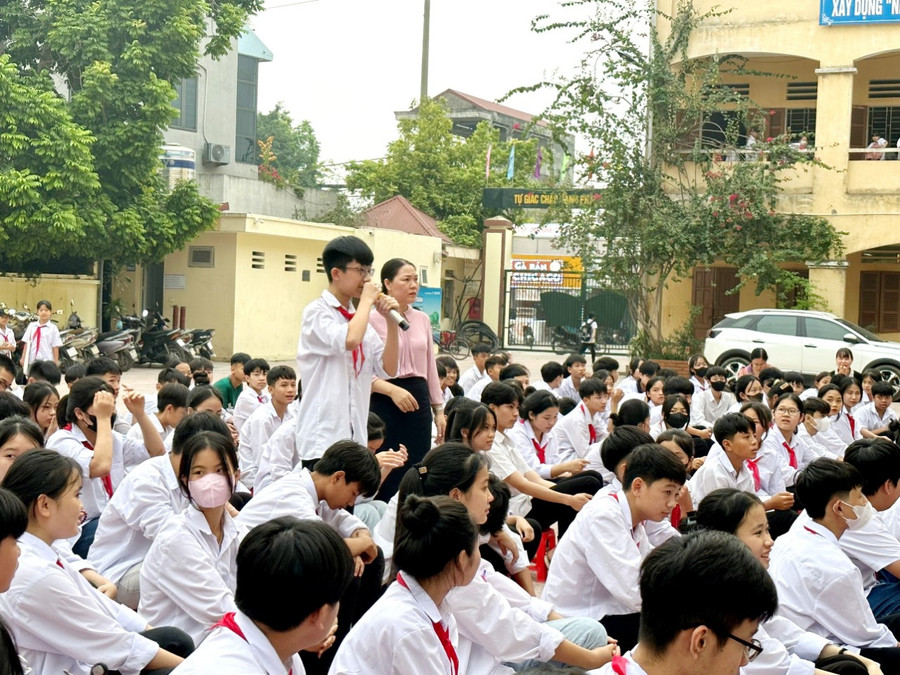 Học sinh đặt câu hỏi với thầy cô về giáo dục giới tính ngay tại sân trường.