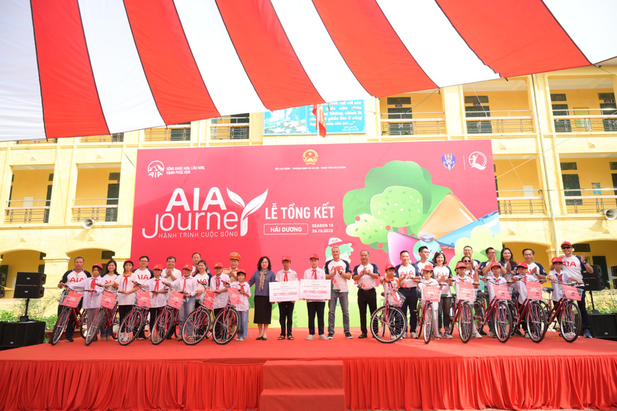 Các em học sinh hoàn cảnh khó khăn được Quỹ Bảo trợ Trẻ em Việt Nam và AIA Việt Nam tặng quà hỗ trợ.