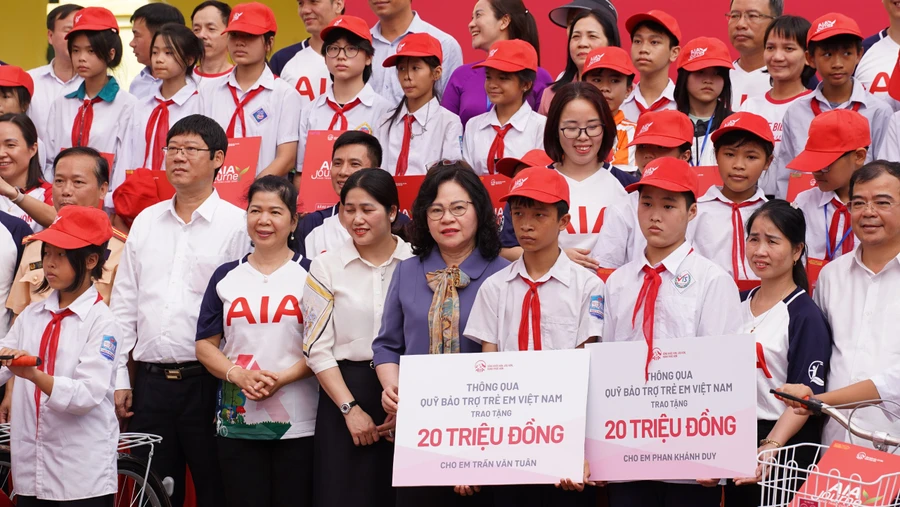 Thứ trưởng Bộ GD&ĐT Ngô Thị Minh - Ủy viên Hội đồng bảo trợ, Quỹ Bảo trợ Trẻ em Việt Nam trao quà cho học sinh vượt khó.