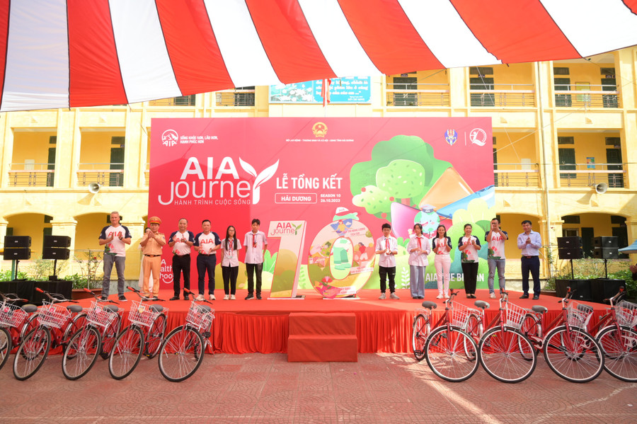 Đây cũng là năm thứ 10 chương trình &quot;Hành trình cuộc sống&quot; được triển khai để hỗ trợ các trẻ em nghèo trên cả nước.