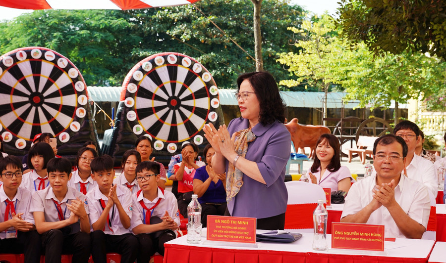 Cùng dự với Thứ trưởng Ngô Thị Minh còn có lãnh đạo UBND tỉnh Hải Dương và một số ban ngành.