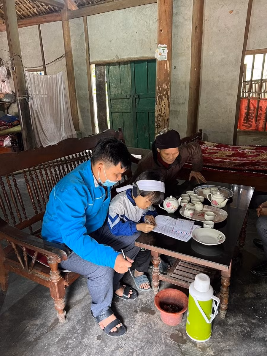 Chính quyền địa phương, Đoàn thanh niên và hàng xóm láng giềng thường xuyên tới thăm hỏi, động viên gia đình