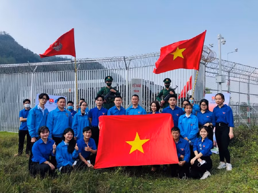 Tuổi trẻ Trường Đại học Kinh tế và QTKD tổ chức Chào cờ và chụp ảnh lưu niệm tại Cột mốc số 198.