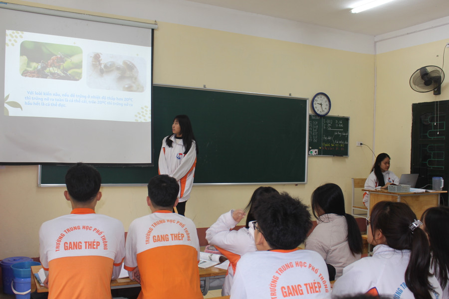Học sinh lớp 12 trường THPT Gang Thép trong giờ môn Sinh học. Học sinh lớp 12 trường THPT Gang Thép trong giờ môn Sinh học.