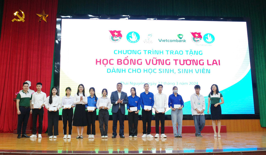 Dịp này, Trung ương Đoàn TNCS Hồ Chí Minh phối hợp với Ngân hàng Thương mại CP Ngoại thương Việt Nam trao tặng 10 suất học bổng “Vững tương lai” cho sinh viên, học sinh trên địa bàn tỉnh.