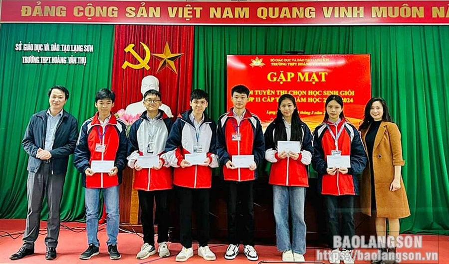 Các em học sinh được nhà trường tặng quà động viên trước khi bước vào kỳ thi.