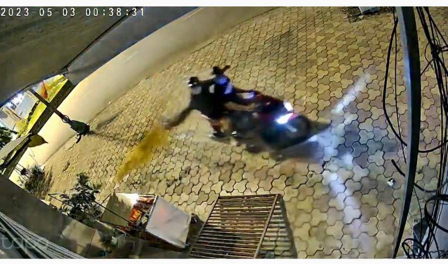 Thời điểm 2 đối tượng tạt sơn vào nhà chị Phương. Thời điểm 2 đối tượng tạt sơn vào nhà chị Phương.