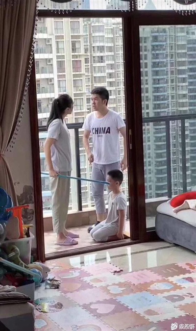 Cái kết cười ra nước mắt của ông bố trẻ liều mình bảo vệ con trai khi vợ đang dạy dỗ ảnh 1 Thế nhưng, kết quả là cậu con không những không được tha mà cả ông bố lại bị vạ lây. Cái kết đắng nghét này khiến dân mạng ai nấy cười lăn lóc.