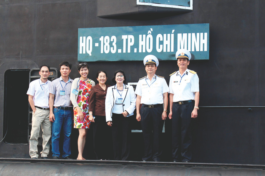 Đoàn Phụ nữ TPHCM thăm tàu ngầm