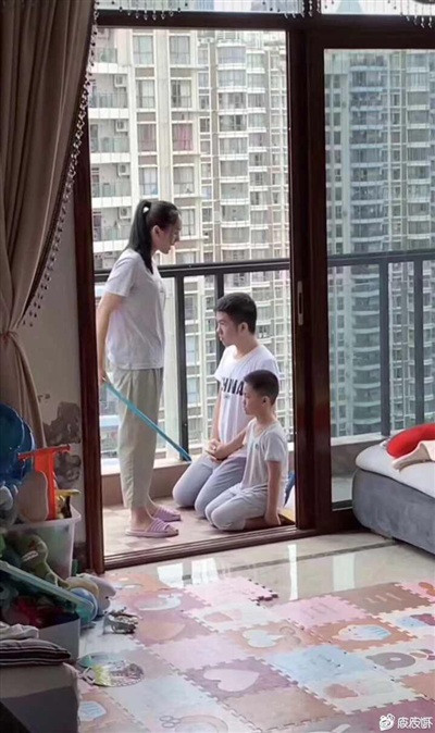 Cái kết cười ra nước mắt của ông bố trẻ liều mình bảo vệ con trai khi vợ đang dạy dỗ ảnh 2 Cái kết đắng khi ông bố trẻ dám