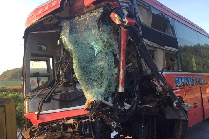 Chiếc xe khách biến dạng phần đầu sau cú tông trực diện Chiếc xe khách biến dạng phần đầu sau cú tông trực diện