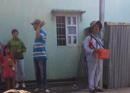 Hai người ăn xin tại bến tắc ráng đường vào chùa Hưng Thiện,Bạc Liêu