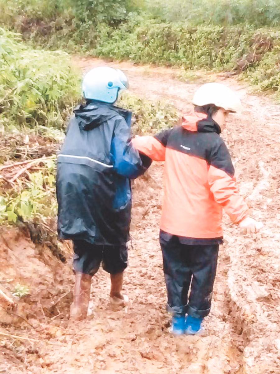 Cô giáo Lường Thị Ngọc trên đường đến trường ngày mưa. Ảnh: nhân vật cung cấp