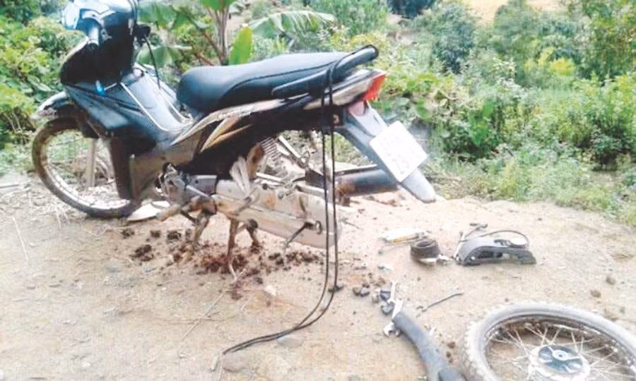 Chiếc xe máy hỏng giữa đường là chuyện thường ngày. Ảnh: nhân vật cung cấp