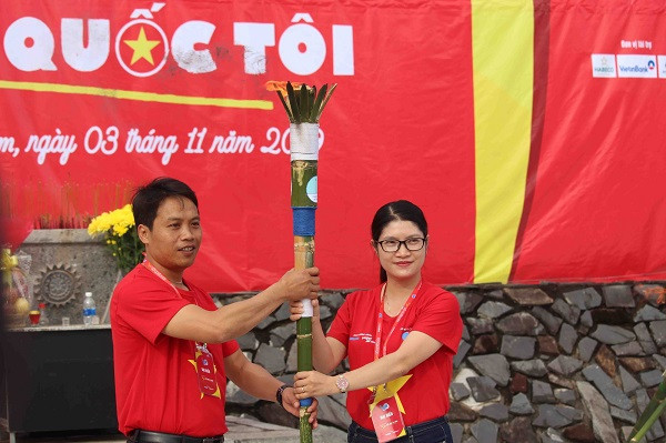 Ban tổ chức trao ngọn đuốc “Tôi yêu Tổ quốc tôi” cho đại diện hội viên, thanh niên TP Đà Nẵng. Ban tổ chức trao ngọn đuốc “Tôi yêu Tổ quốc tôi” cho đại diện hội viên, thanh niên TP Đà Nẵng.