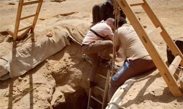 Robinson trèo xuống hố. Ảnh: Channel 5