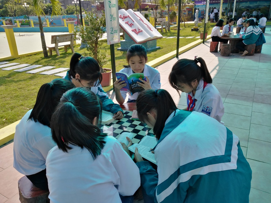 Các em học sinh đọc sách báo mỗi giờ ra chơi