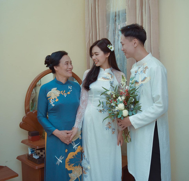 Bức ảnh ăn hỏi “gây bão” vì ai cũng quá đẹp, soi kĩ lại toàn gương mặt quen thuộc, một người còn là “bạn gái tin đồn” của tuyển thủ đội tuyển Việt Nam - Ảnh 1. Bức ảnh ăn hỏi “gây bão” vì ai cũng quá đẹp, soi kĩ lại toàn gương mặt quen thuộc, một người còn là “bạn gái tin đồn” của tuyển thủ đội tuyển Việt Nam - Ảnh 1.