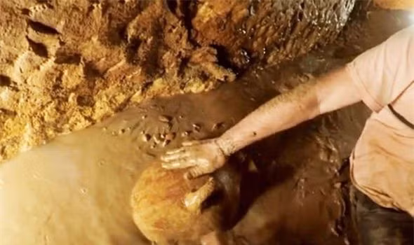 Một phần chiếc ấm lớn được phát hiện. Ảnh: Channel 5