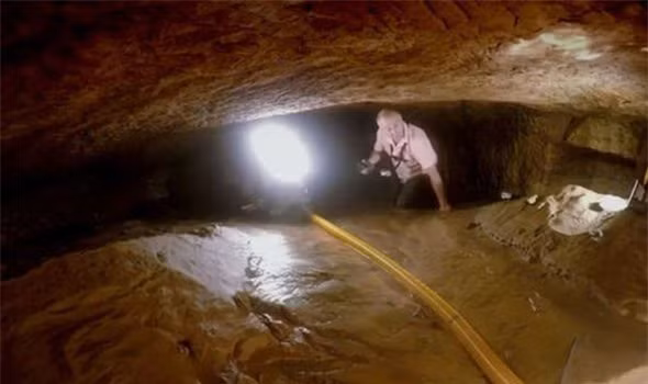 Sau khi hút nước, đường vào mộ đầy bùn lầy. Ảnh: Channel 5