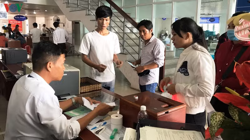 Người lao động đến Trung tâm Dịch vụ việc làm tỉnh Bình Dương làm thủ tục bảo hiểm thất nghiệp.