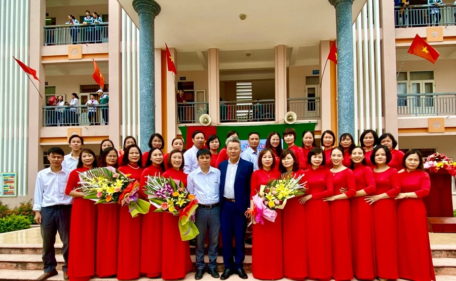 Tập thể cán bộ, giáo viên Trường THCS Nguyễn Hữu Tiến 
