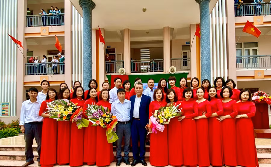 Tập thể cán bộ, giáo viên Trường THCS Nguyễn Hữu Tiến 