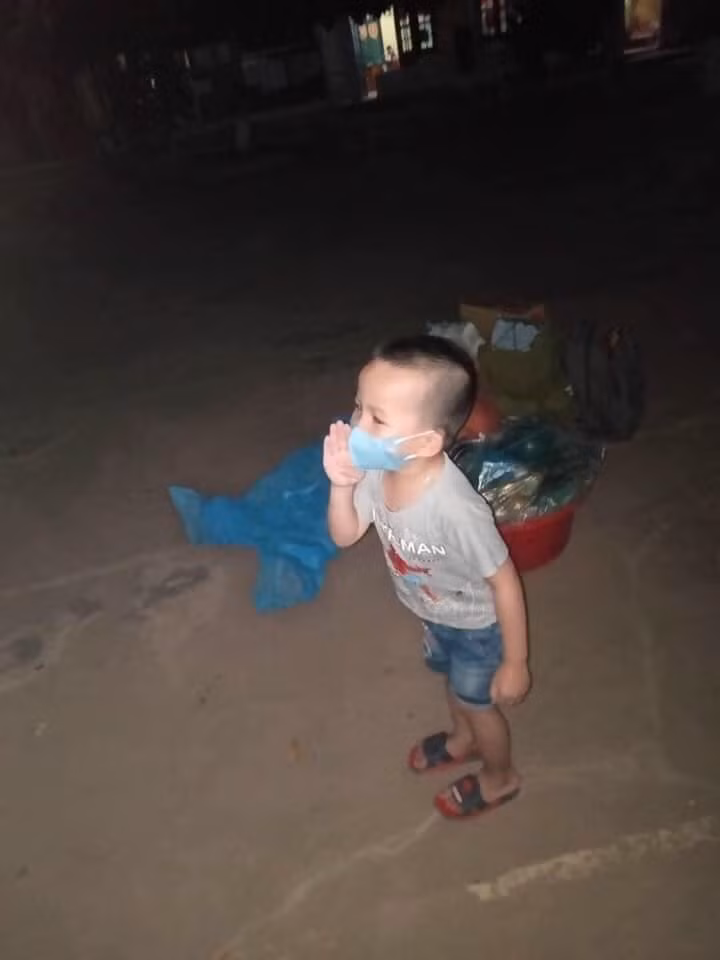 Một cháu bé gọi tìm người thân trong đêm
