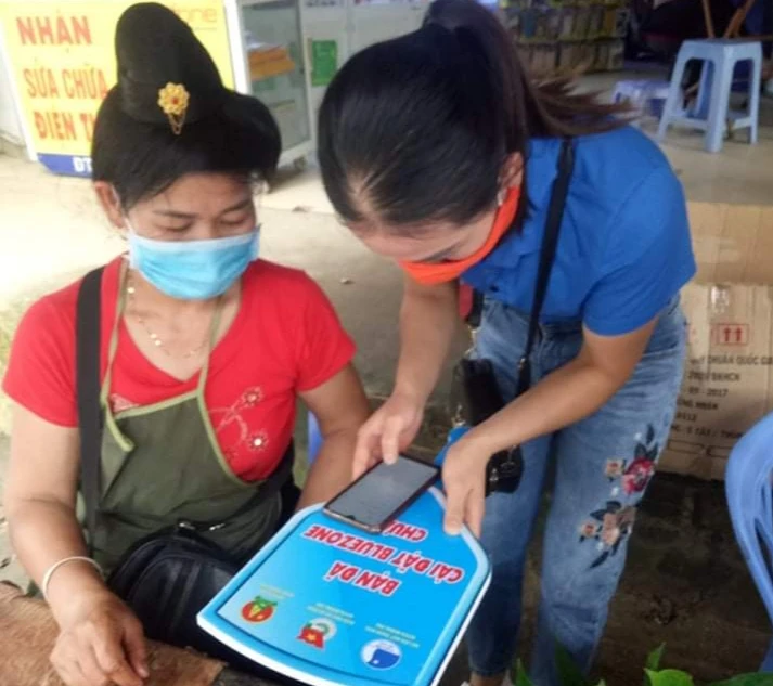 Đoàn viên thanh niên hướng dẫn người dân vùng cao cài đặt ứng dụng Bluezone.