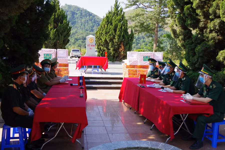 Bộ Chỉ huy BĐBP tỉnh Điện Biên và Bộ Chỉ huy Quân sự, Công an tỉnh Phong Sa Ly trao đổi thông tin về công tác quản lý, bảo vệ biên giới và phòng, chống dịch.