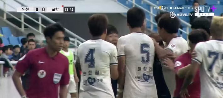 Hai đội ẩu đả sau tình huống Công Phượng bị phạm lỗi.