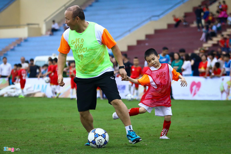 Trong tình huống này, cầu thủ nhí áo đỏ đã bị “cầu thủ” Park Hang-seo dễ dàng đánh bại bằng một tình huống đổi hướng bóng bất ngờ.