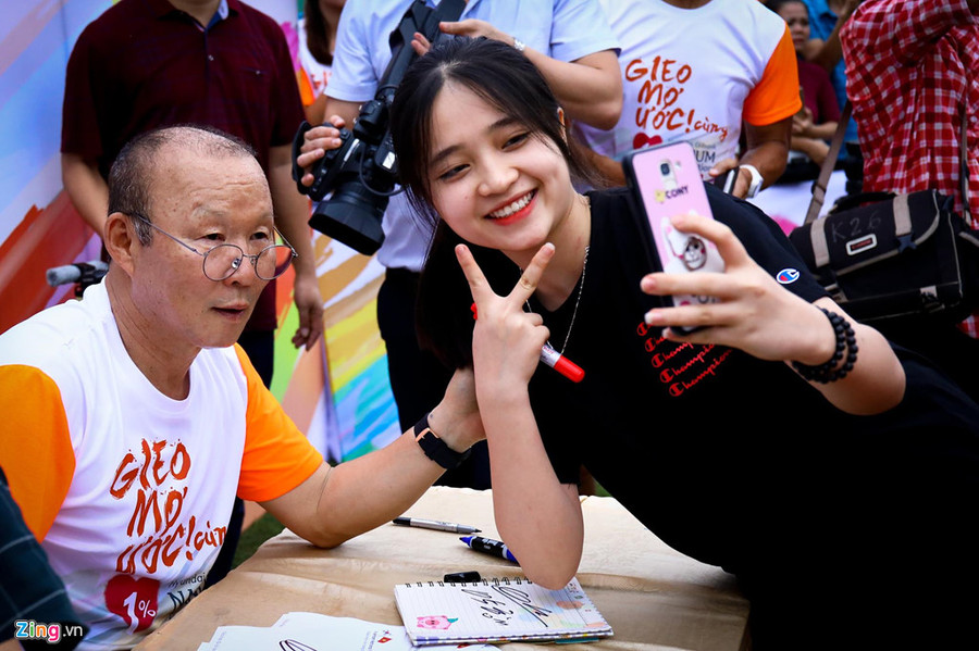 HLV Park Hang-seo ký tặng và chụp ảnh lưu niệm với các CĐV sau sự kiện. Ngay sau đó, ông Park lên xe trở về Hà Nội để tiếp tục chuẩn bị cho đợt tập trung tới của tuyển quốc gia tại King’s Cup.