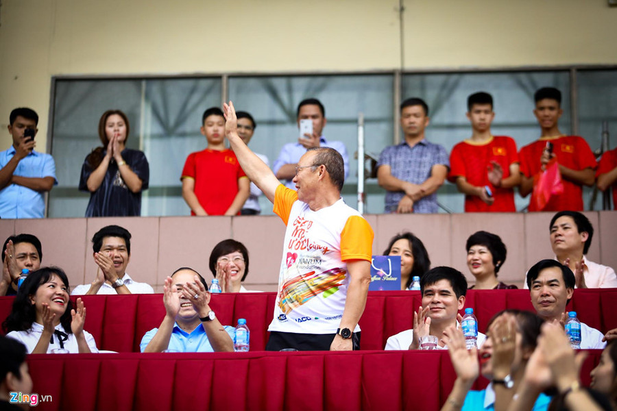 Trước hàng nghìn người hâm mộ trên sân Việt Trì, HLV trưởng tuyển Việt Nam đã nhận được sự chào đón và cổ vũ nồng ấm.