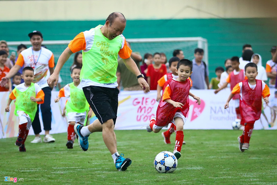 Tuy nhận vị trí thủ môn, ông Park rất nhiều lần bỏ trống khung thành, dẫn bóng lên tận phần sân của đối thủ.