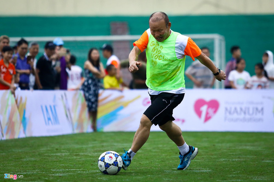 Ở tuổi 60, ông Park vẫn rất sung mãn. Trận đấu mang tới nhiều tiếng cười cho các em nhỏ và người hâm mộ.