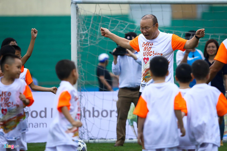 Tâm điểm của sự kiện là trận đấu 5vs5 của HLV Park Hang-seo với các em nhỏ tại Phú Thọ. Thầy Park cũng trực tiếp tham gia vào trận đấu với vai trò thủ môn đội áo xanh.
