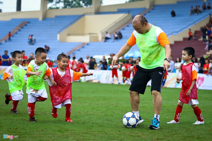 Ông Park cố gắng tạo điều kiện cho các cầu thủ nhí ghi bàn bằng cách sắp xếp các tình huống dứt điểm nguy hiểm