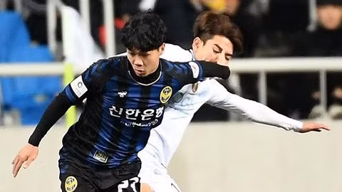 Công Phượng gặp bất lợi trong các pha tì đè.