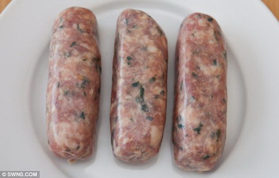 Giật mình phát hiện chiếc răng người bên trong miếng xúc xích 3 Giật mình phát hiện chiếc răng người bên trong miếng xúc xích 3